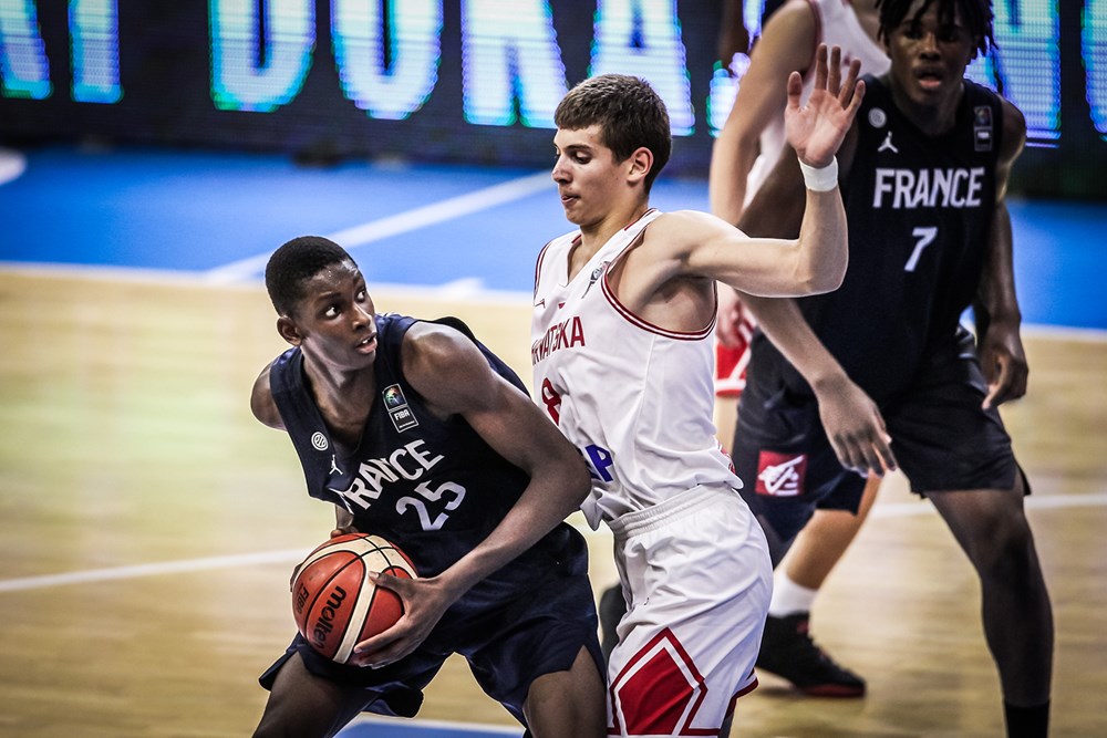 Roko Prkacin (Croatie) à l'Euro U16 en 2018 en défense face à Moussa Diabate (France)