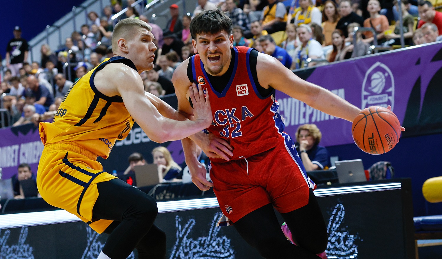 Maxim Ilvovskiy est utilisé au poste 5 au CSKA Moscou