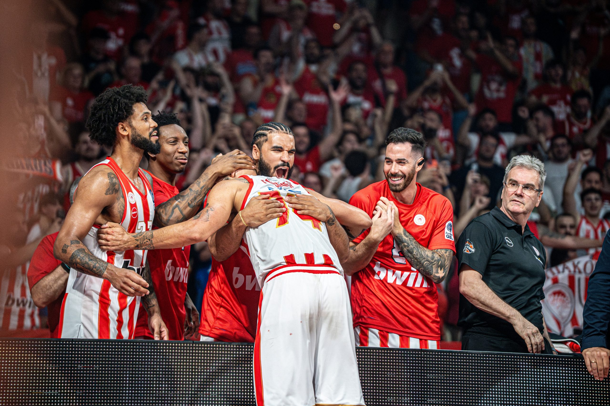 Evan Fournier savoure le titre de champion de Grèce avec ses coéquipiers