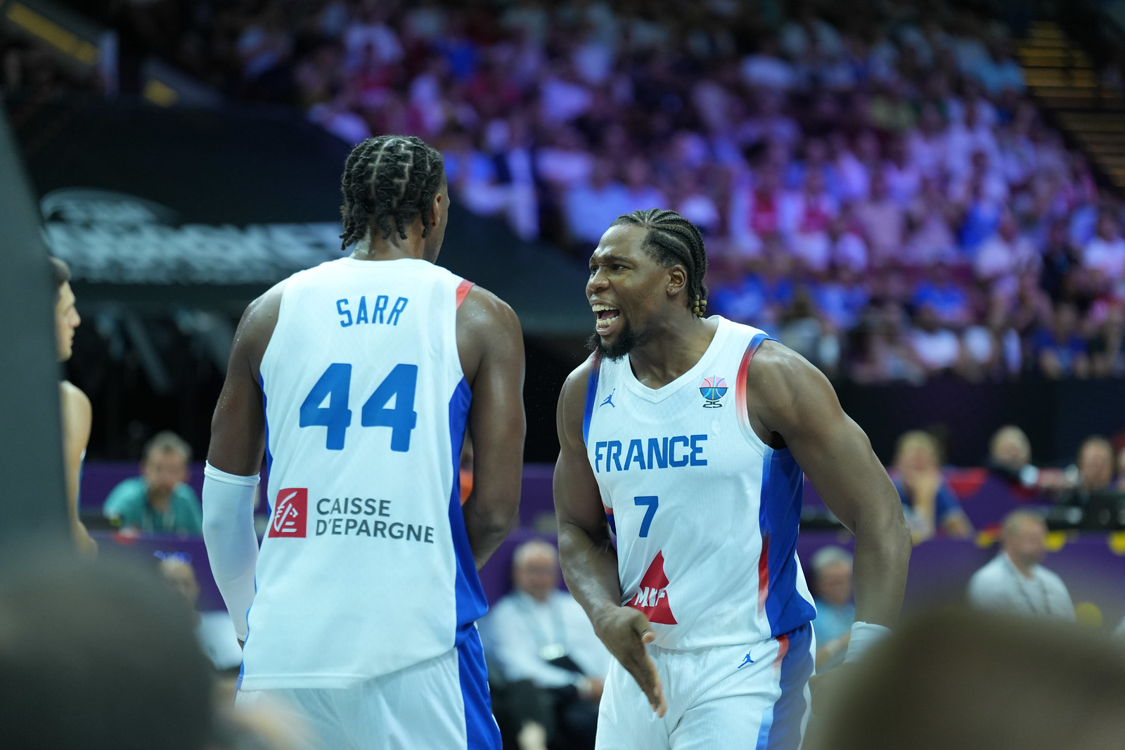 Guerschon Yabusele vient féliciter son coéquipier Alexandre Sarr après un gros contre