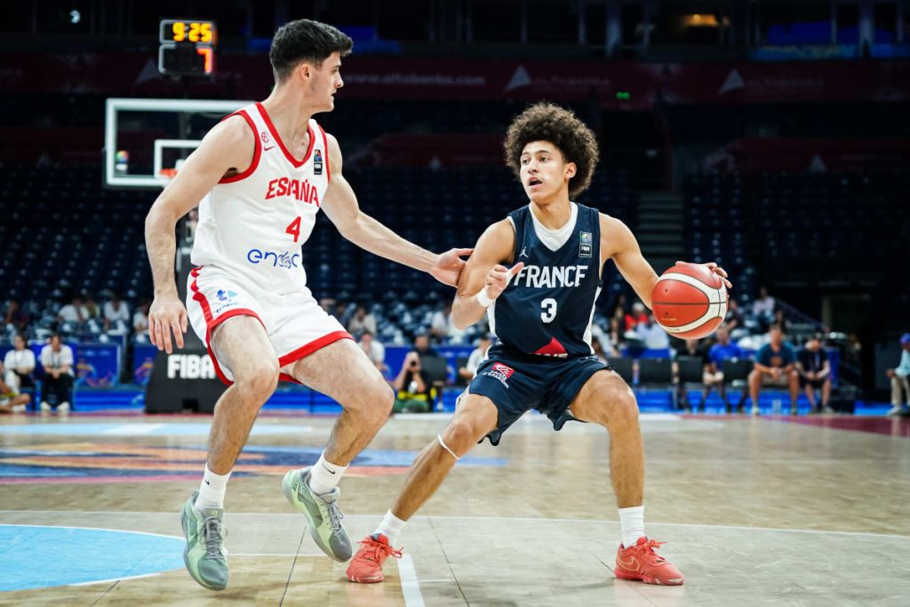 Isaac Guedegbe face à l'Espagne lors de la finale de l'EuroBasket U18, photo : FIBA