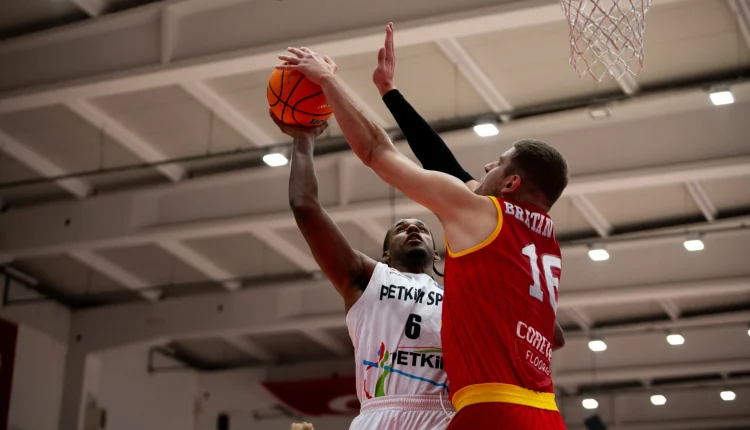 Haris Bratanovic contre un joueur