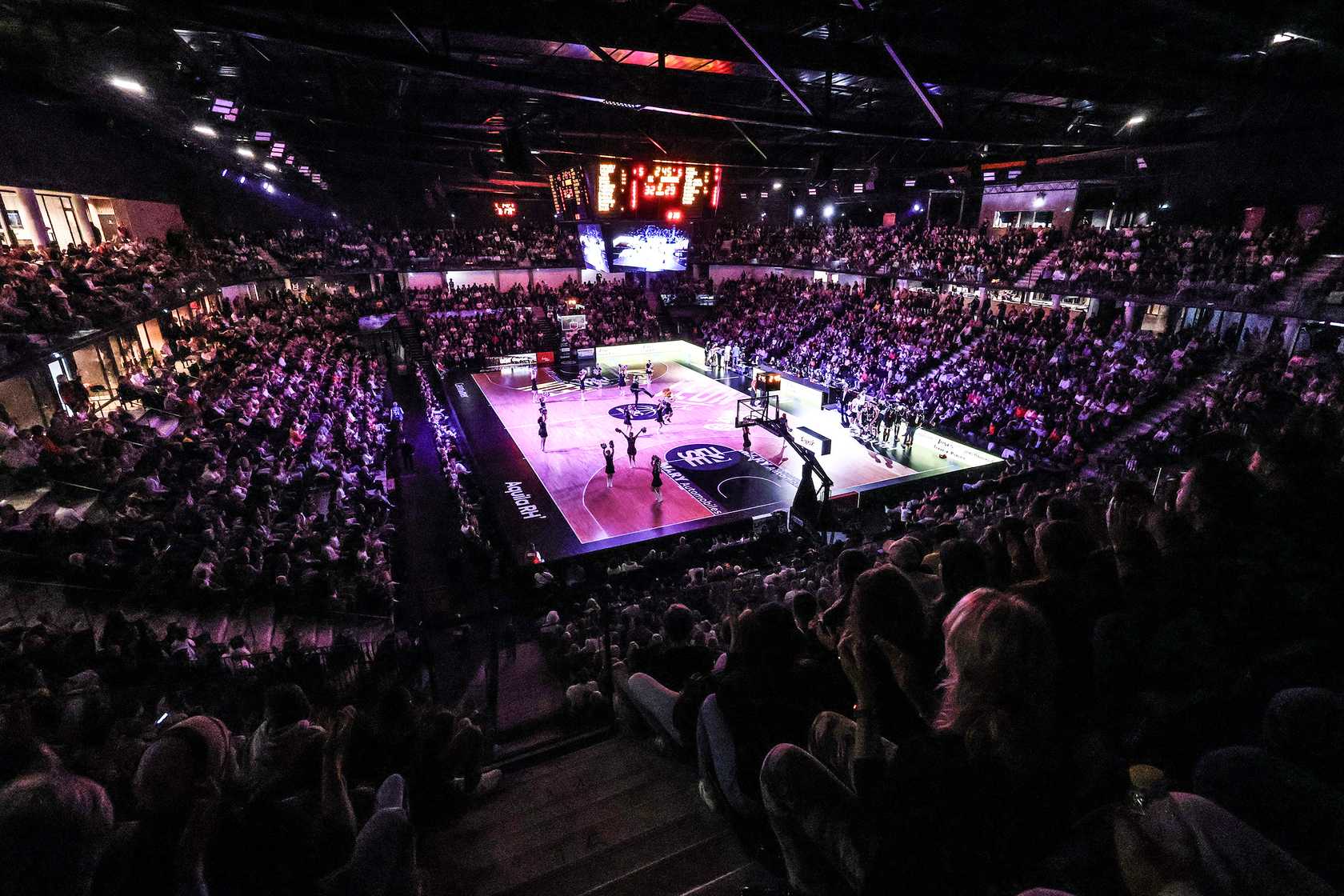 Le Palais des Sports de Caen est plein pour le premier match officiel contre Vichy