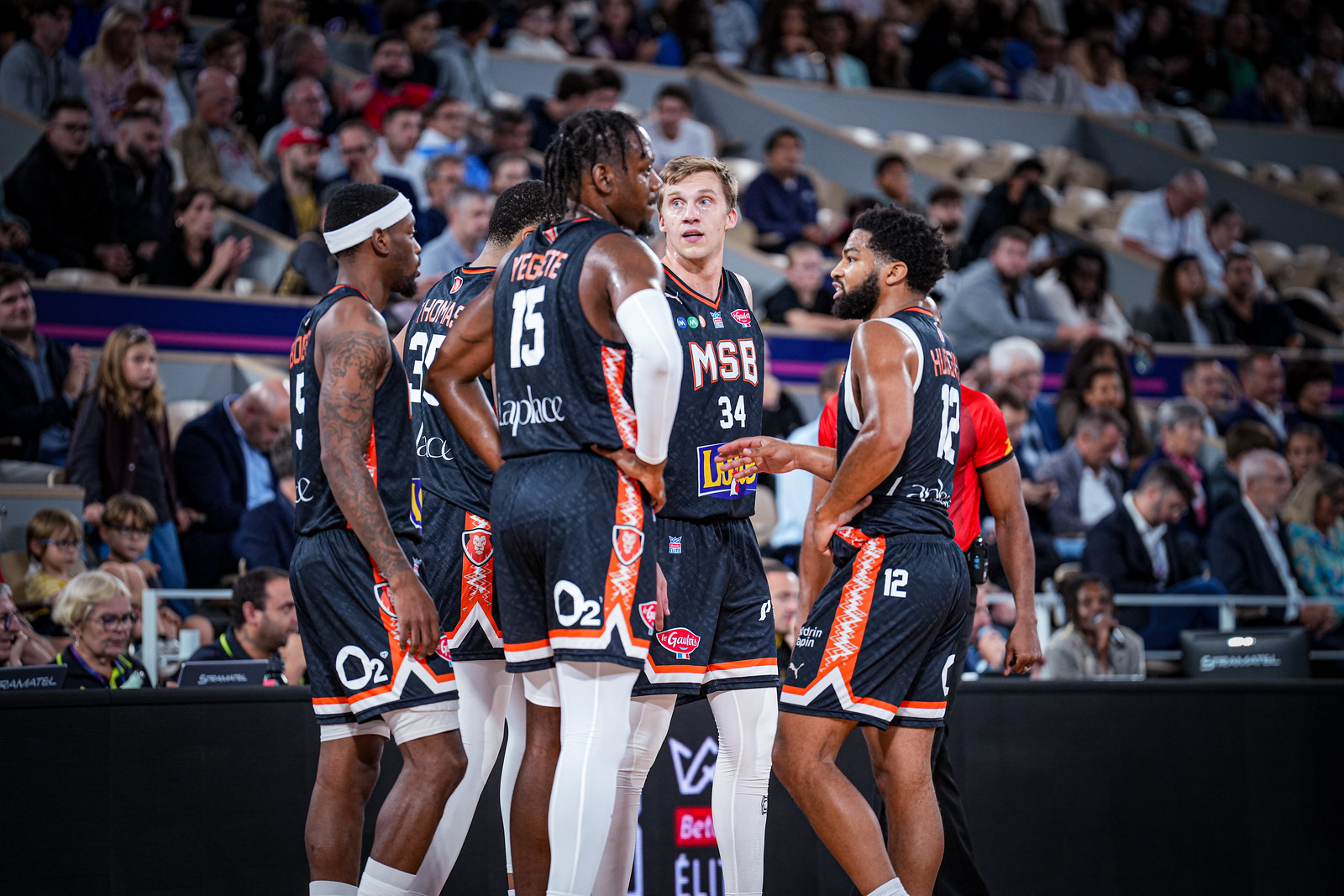 Wilfried Yeguete devant ses coéquipiers en finale de la SuperCoupe LNB