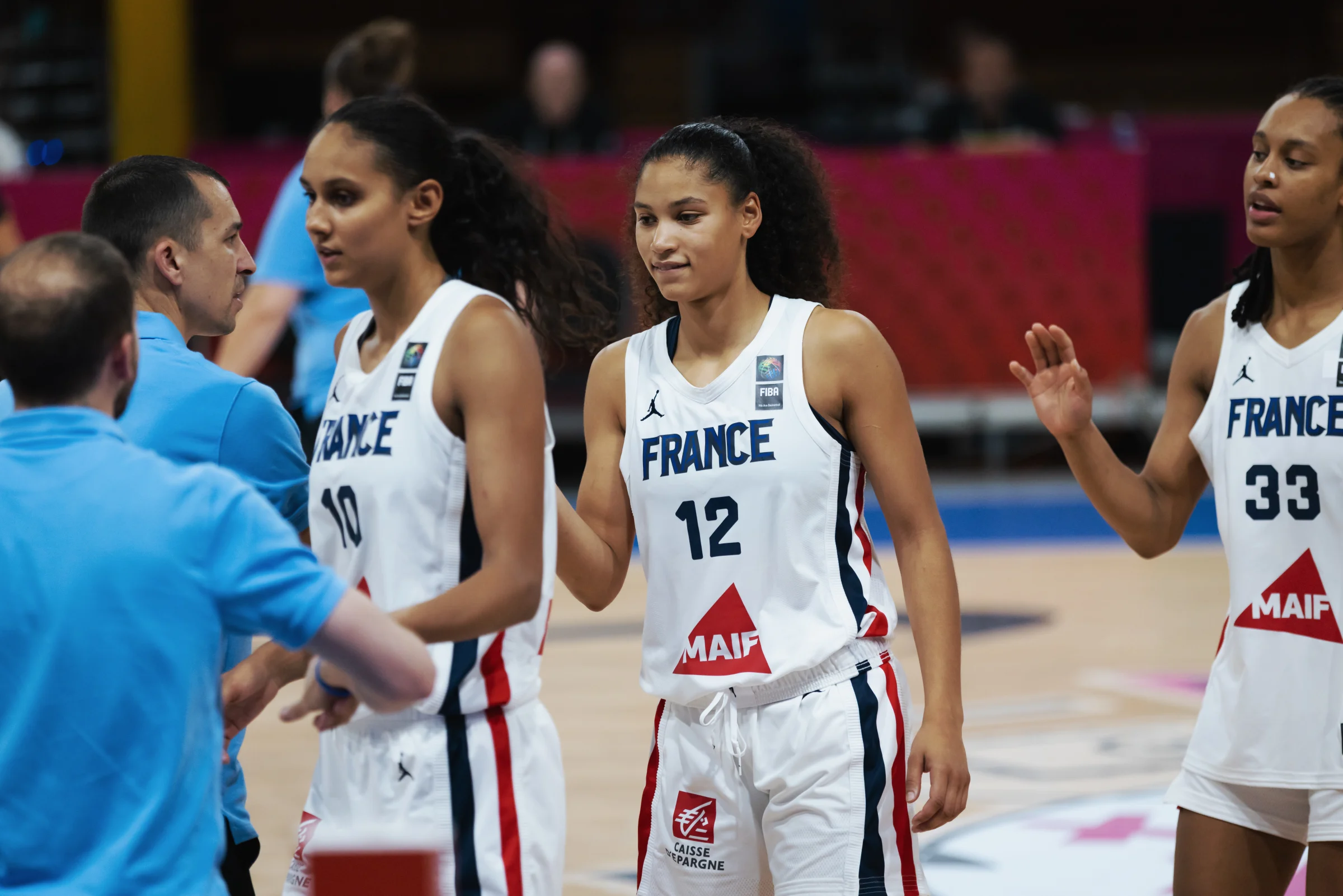 Aïnhoa Risacher et Nell Angloma, ici lors de la Coupe du monde U19 2025, sont appelées en équipe de France A