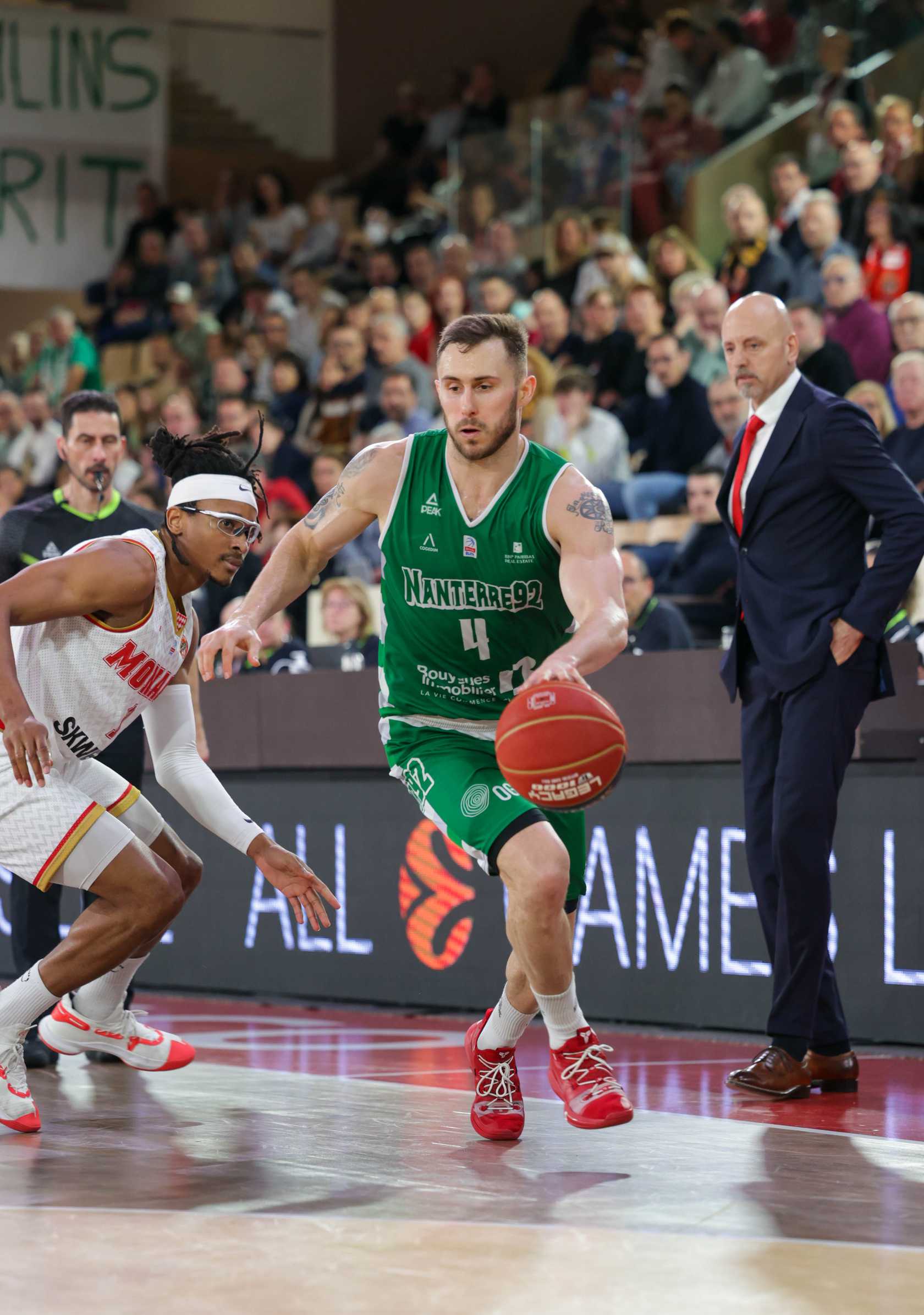 Chima Moneke sous le regard de Sasa Obradovic son coach à Monaco qu'il retrouve à Belgrade