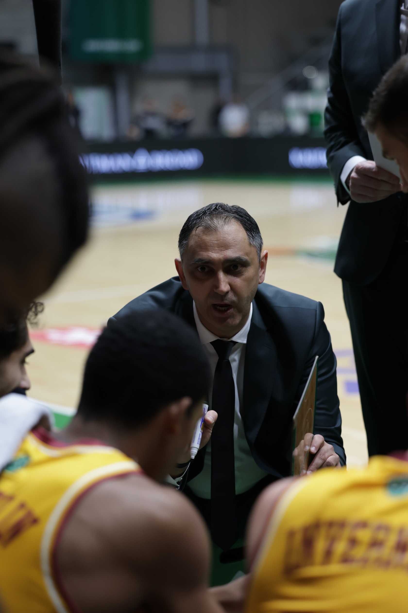 Dario Gjergja au milieu de ses joueurs @Tino Photographie