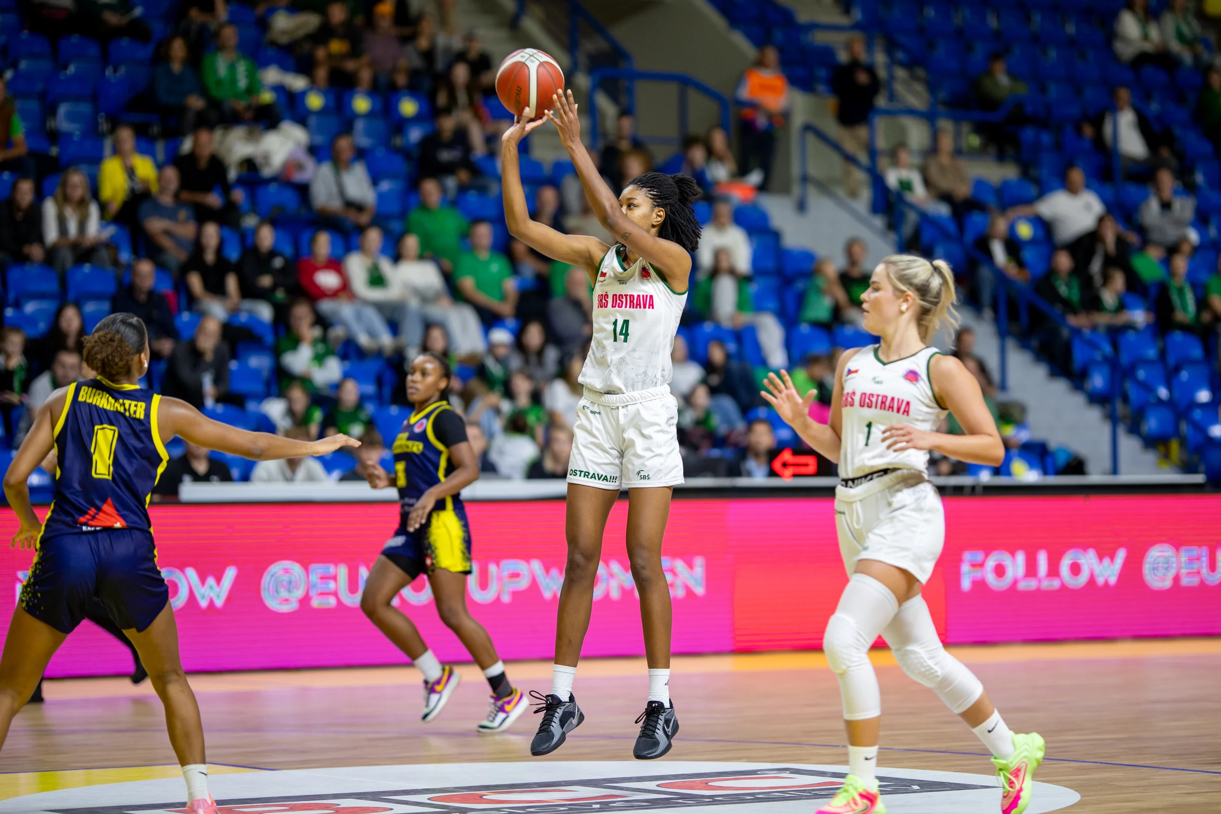 Marina Ewodo avec son nouveau club d'Ostrava