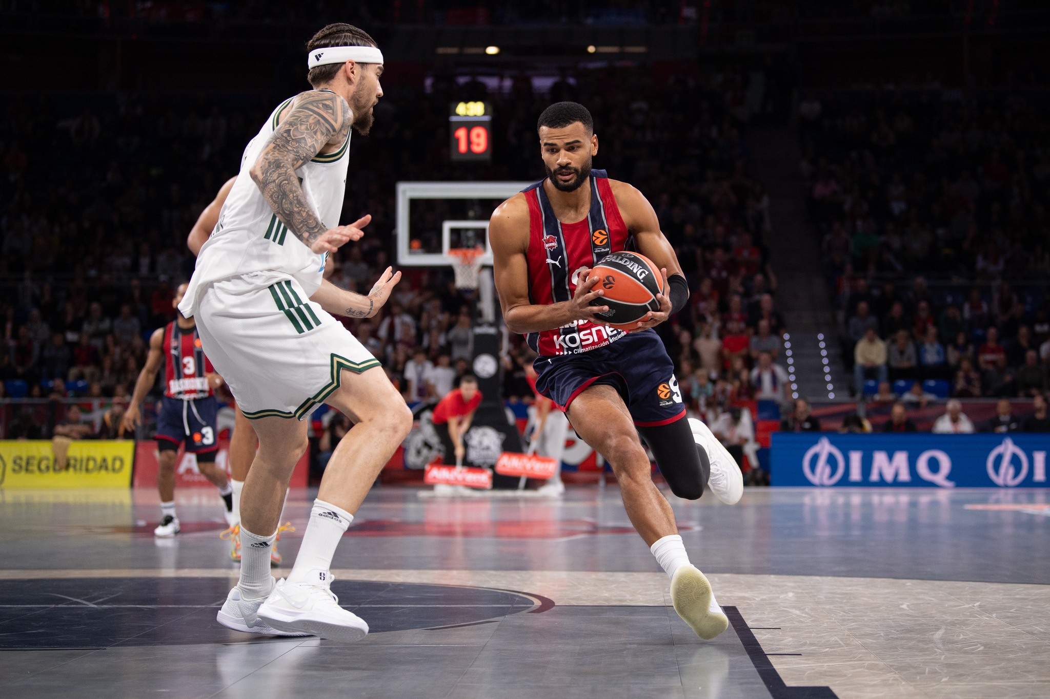 Timoté Luwawu-Cabarot qui déborde un joueur du Pana dans un duel d'EuroLeague
