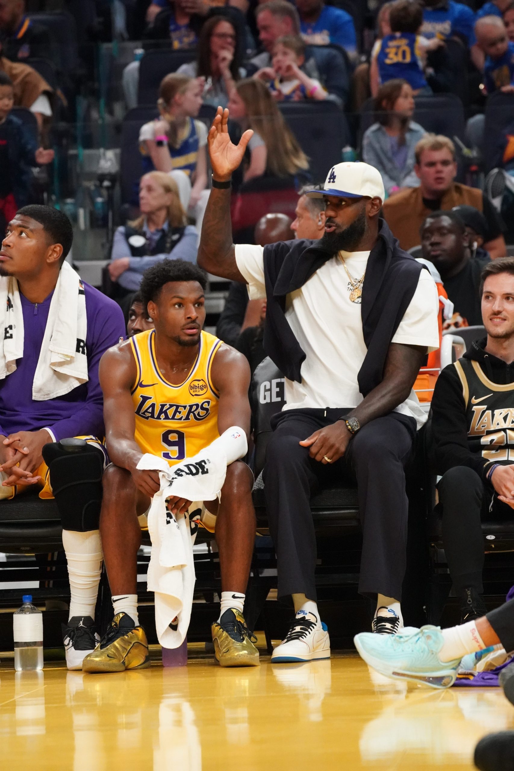 Bronny James aux côtés de son père et coéquipier, LeBron James, ce dimanche face aux Golden State Warriors