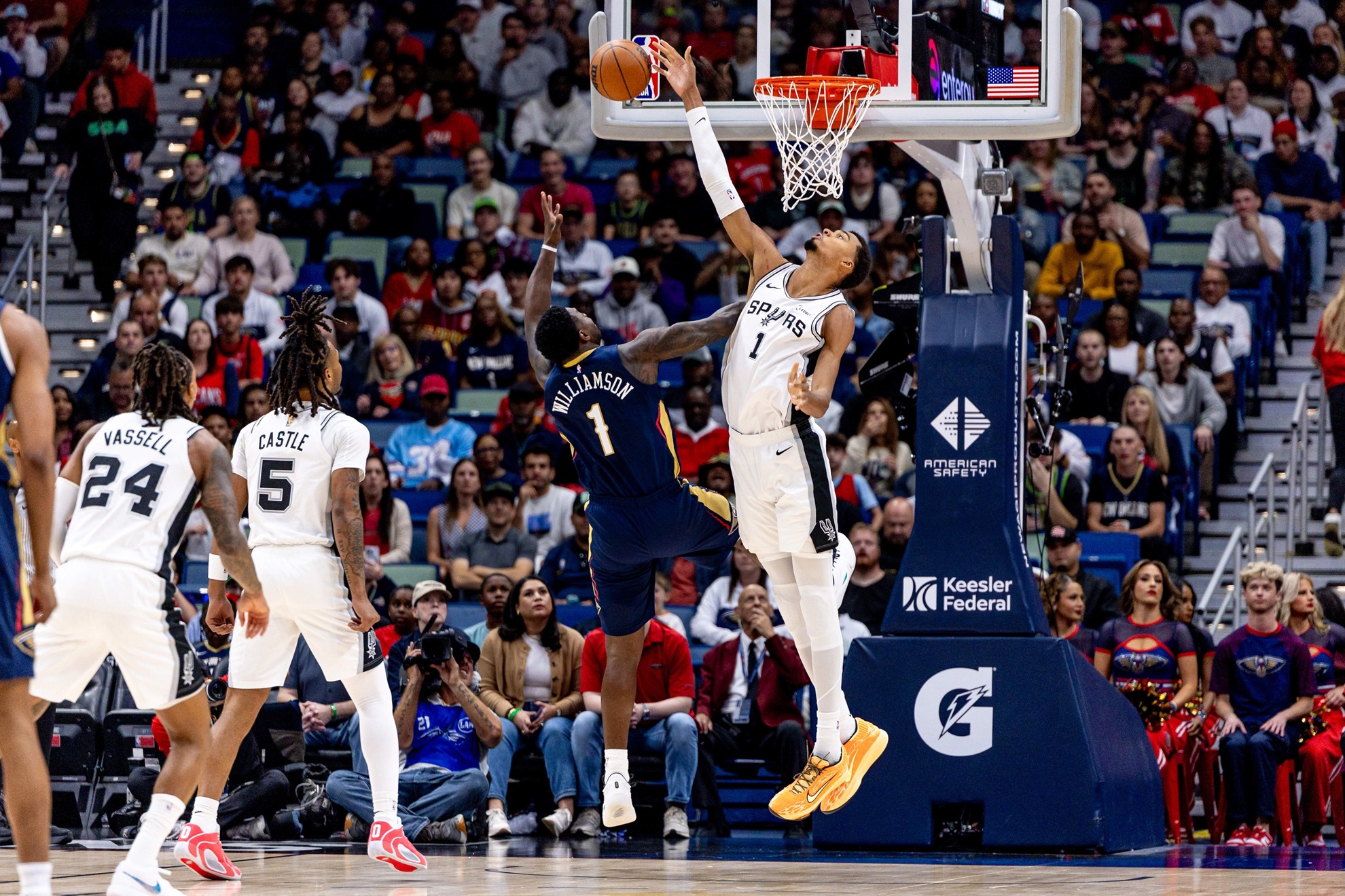 Victor Wembanyama au contre sur Zion Williamson (photo : Stephen Lew-Imagn Images)