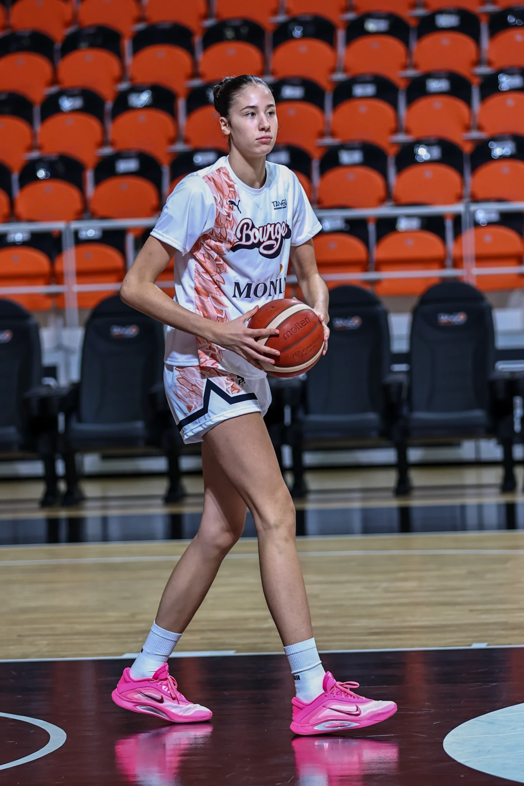 Alicia Tournebize joue à Bourges depuis son entrée au centre de formation