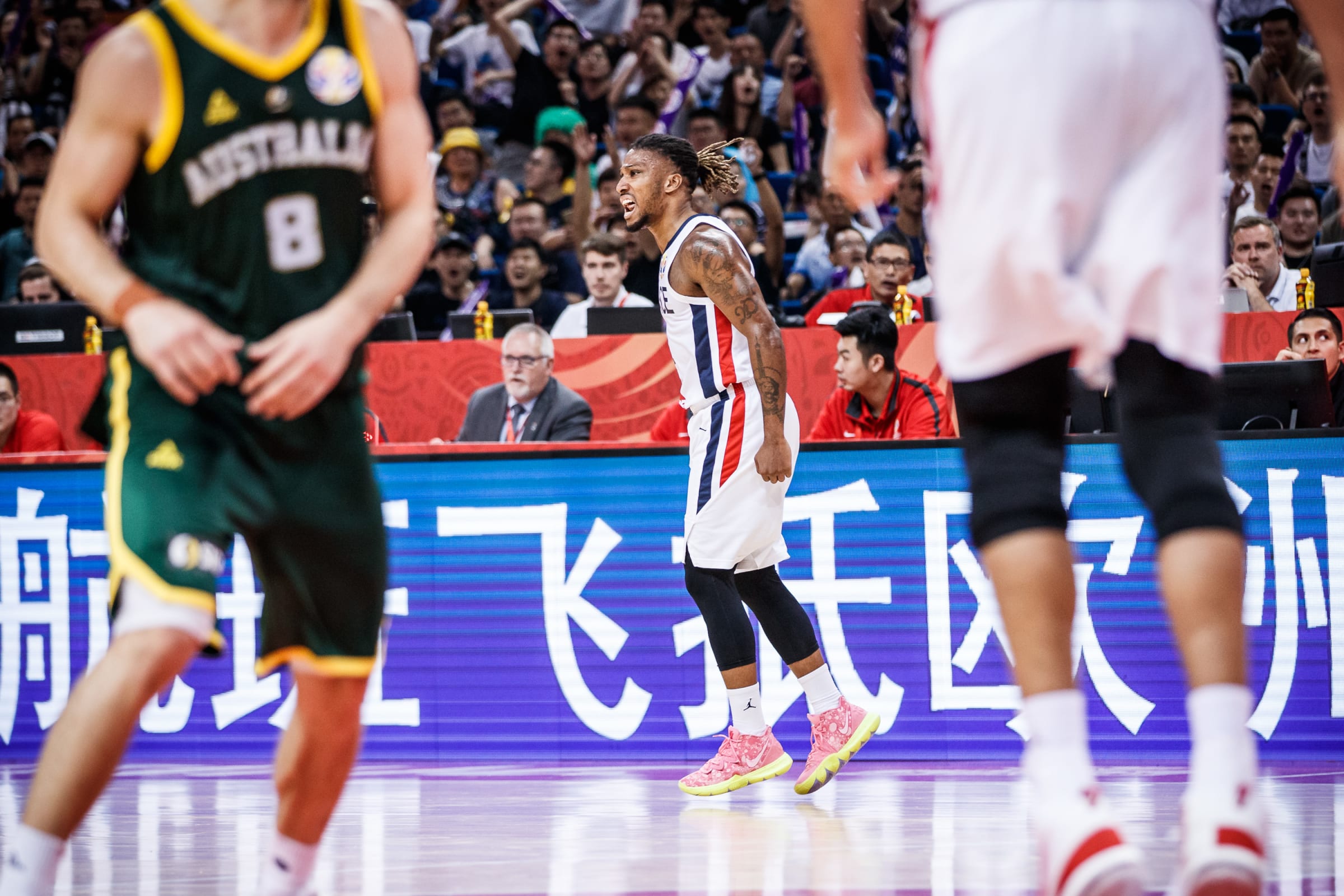 Andrew Albicy après ses 3-points décisifs contre l'Australie lors de la petite finale de la Coupe du monde 2019 en Chine