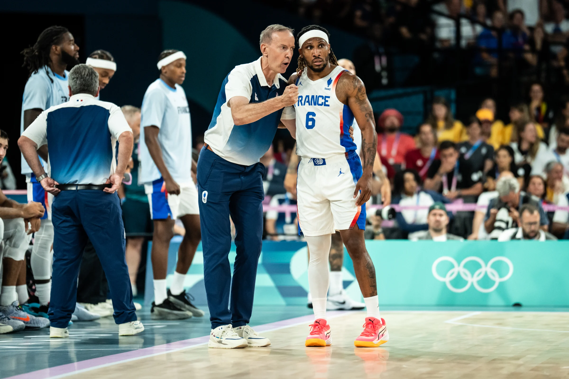 Andrew Albicy avec Vincent Collet à Bercy lors des Jeux olympiques de Paris