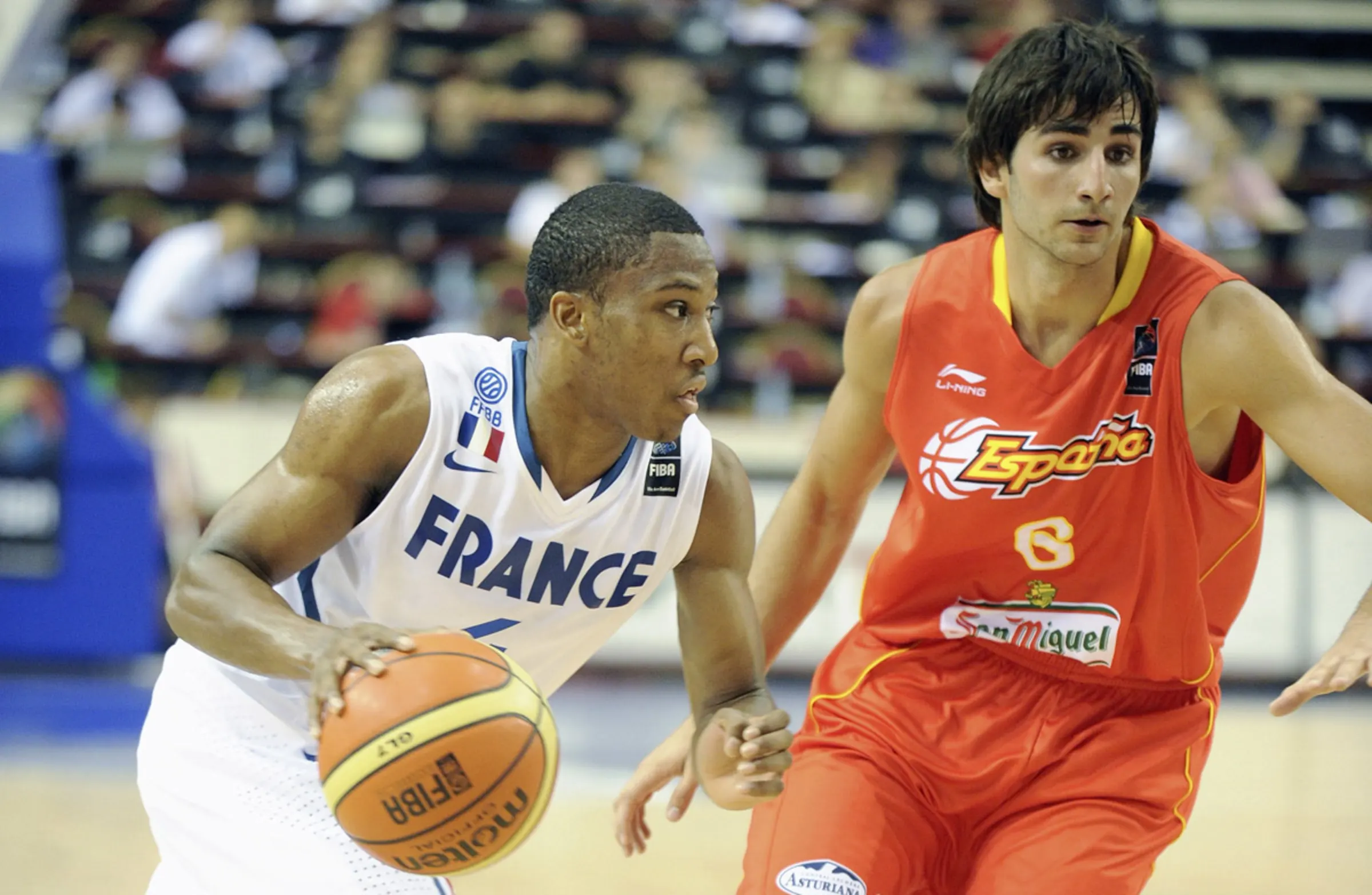Andrew Albicy face à Ricky Rubio à la Coupe du monde 2010