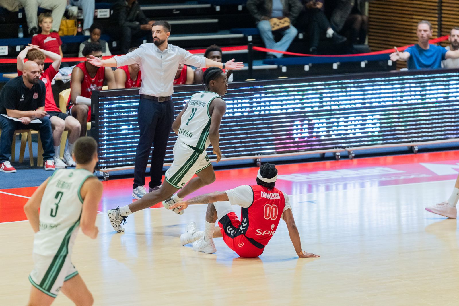 Une image symbolique, Lucas Demahis-Ballou face à Donalson