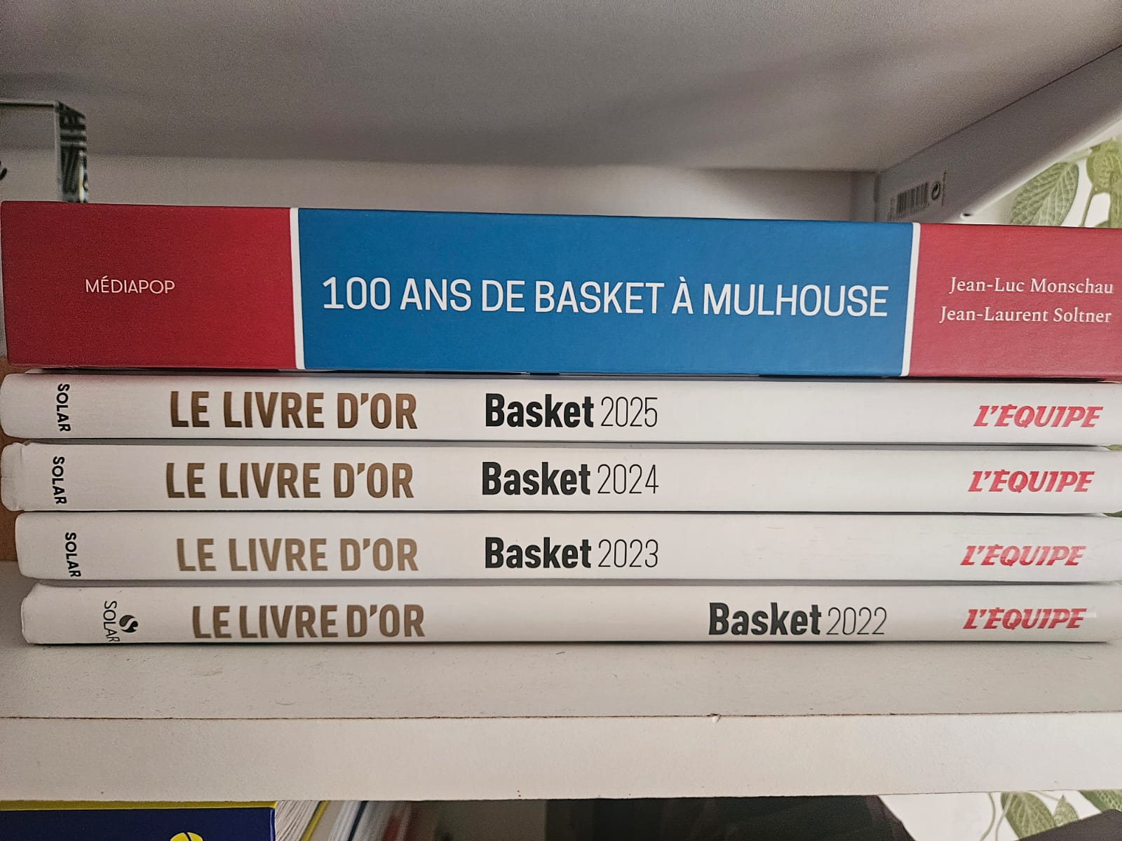 La pile des Livres d'Or du basket grandit, alors que les 100 ans de basket à Mulhouse retrace l'histoire riche de la balle orange dans la ville alsacienne