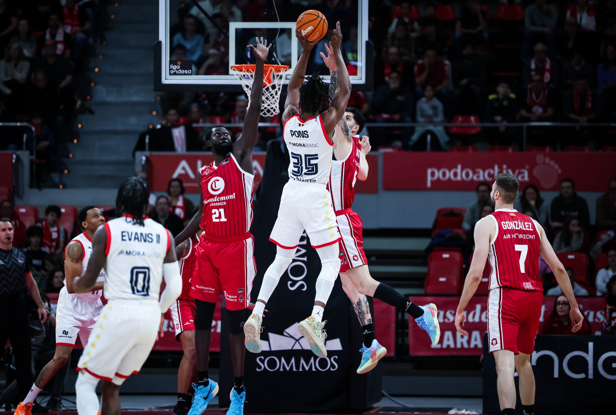 Cette saison, Yves Pons tourne à 37,3% à 3-points en 12 rencontres. Crédits : ACB Photo.