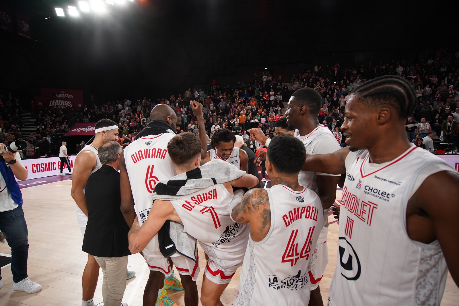 Les joueurs de Cholet Basket en liesse après avoir sorti l'ASVEL
