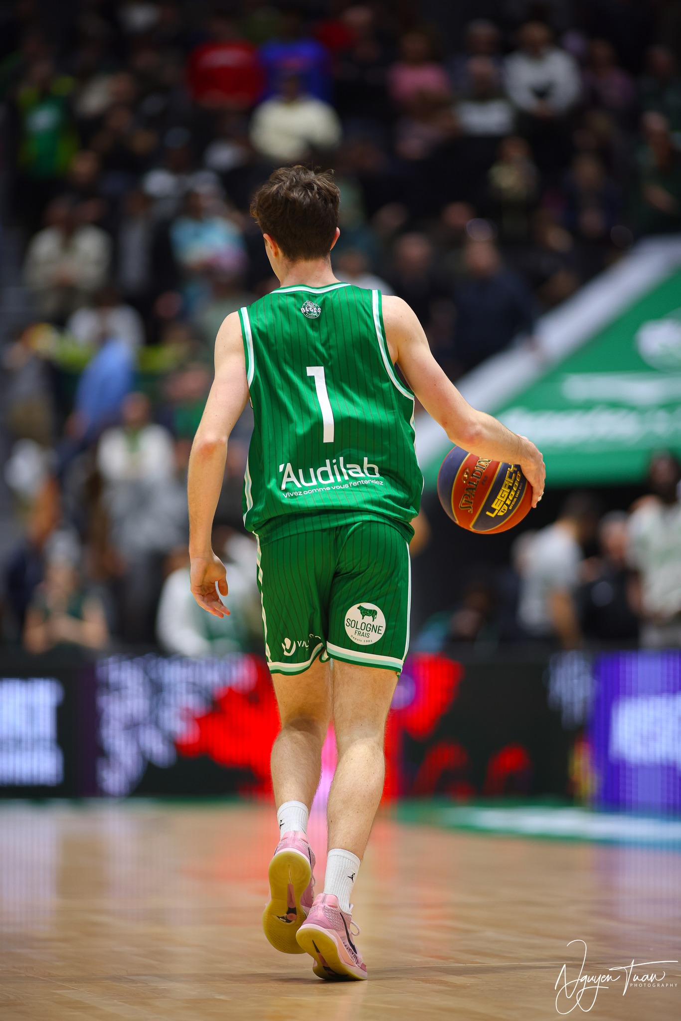 Luc Françot sur le parquet lors de Blois - Nanterre