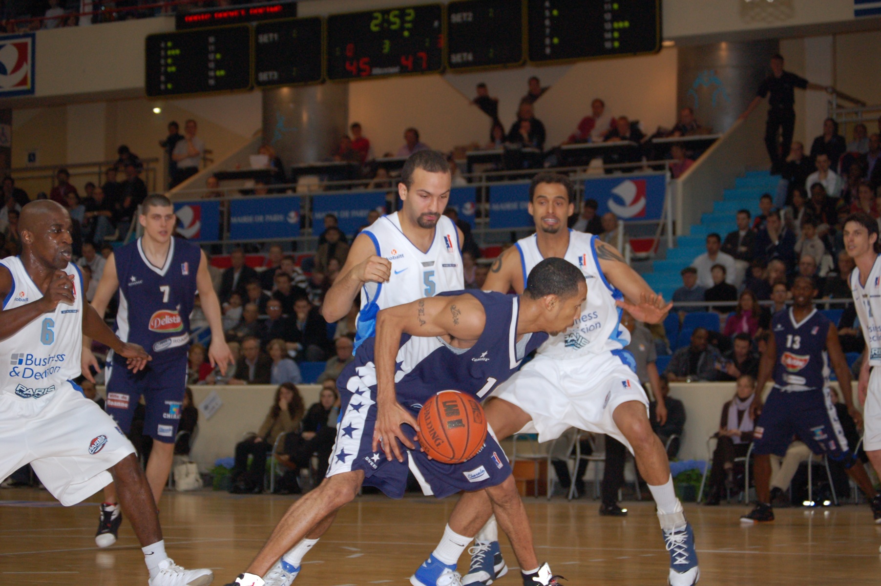 T.J. Parker, en défense sur Dee Spencer, sur le même parquet qu'Adrien Moerman, c'était en 2006-2007 lors de Paris - Roanne