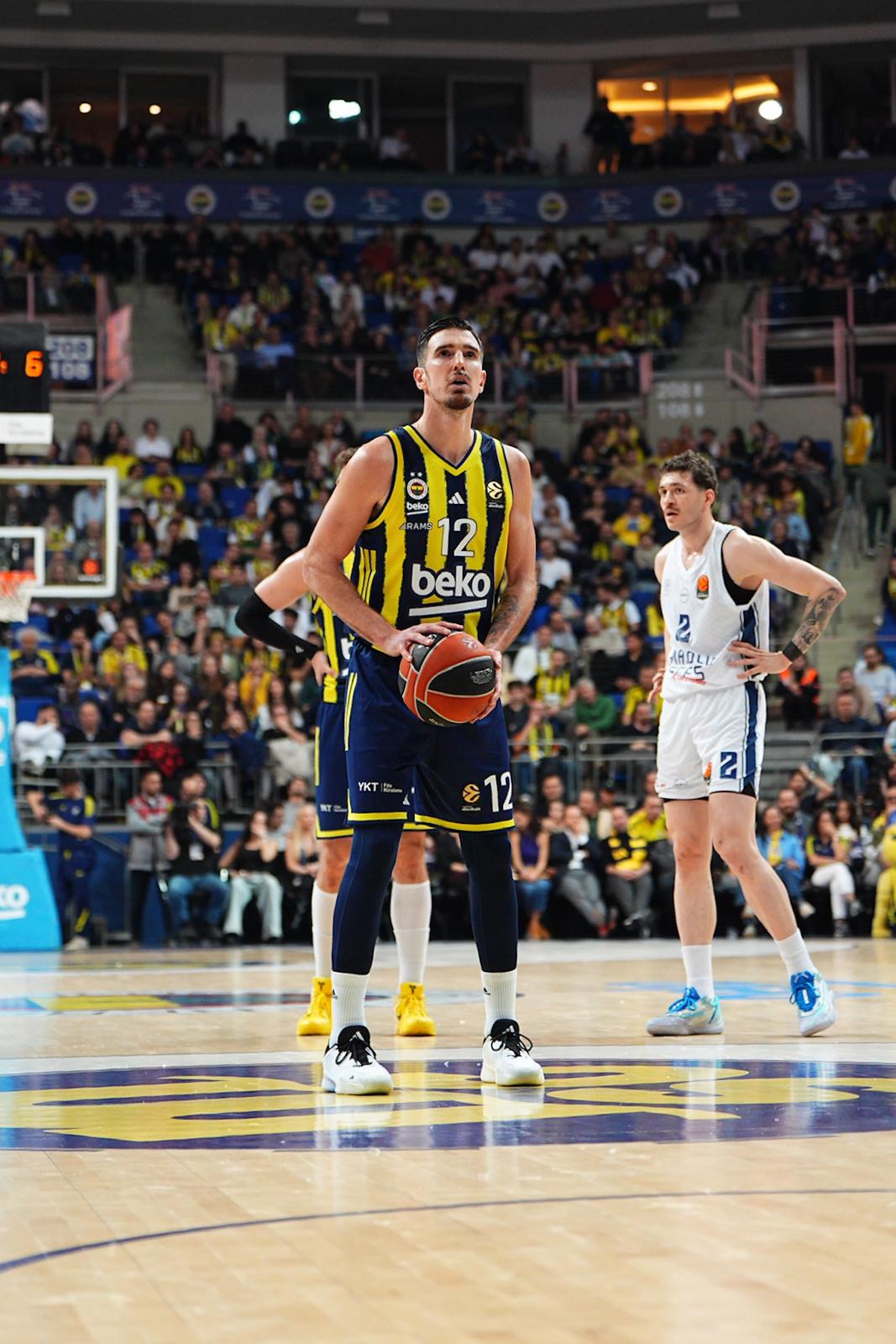 Nando De Colo lors du derby contre l'Anadolu Efes Istanbul
