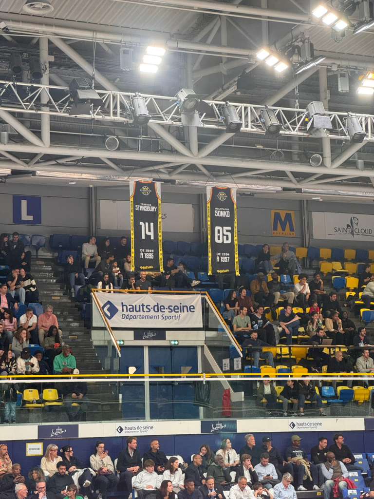 Les maillots de Terence Stansbury et Moustapha Sonko flottent désormais dans les airs du Palais des Sports Marcel Cerdan