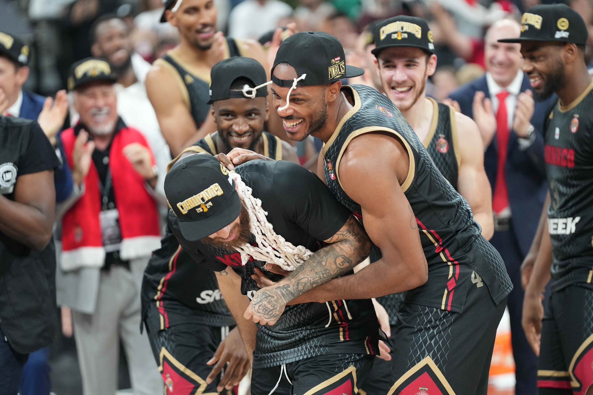 Mike James, Alpha Diallo et Jaron Blossomgame lors du titre de champion de France 2024 (photo : Julie Dumélié)