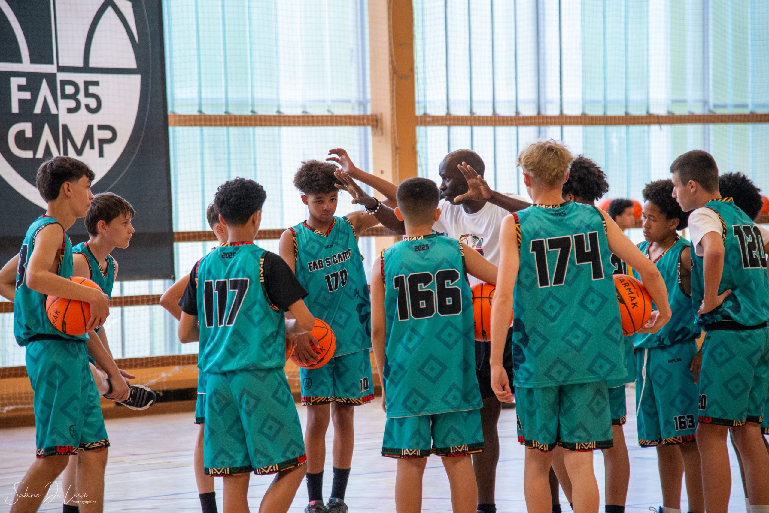 Les joueurs portent la tenue du FAB 5 Camp