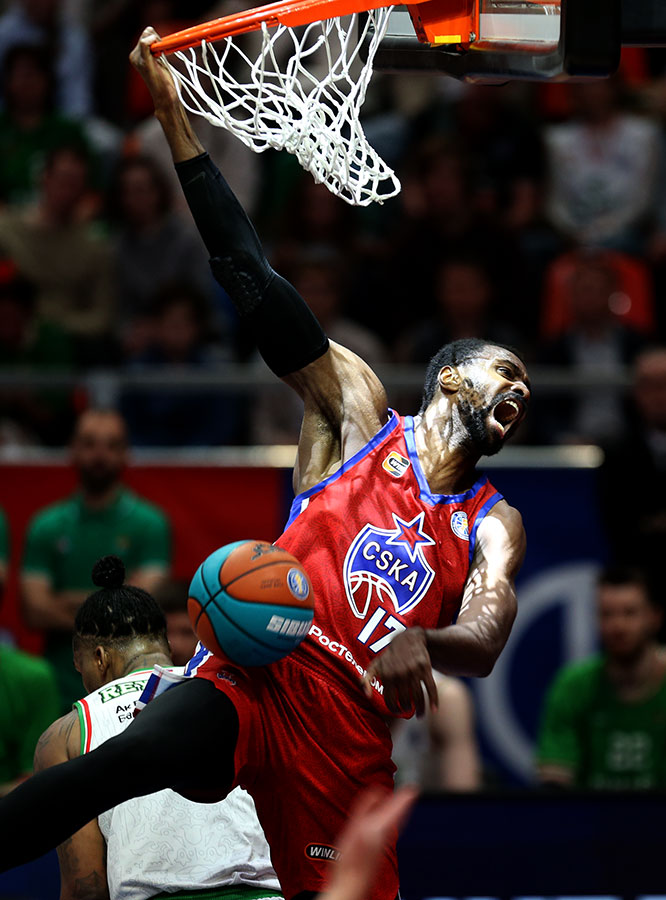 Livio Jean-Charles au dunk dans le match 1 des finales de VTB League