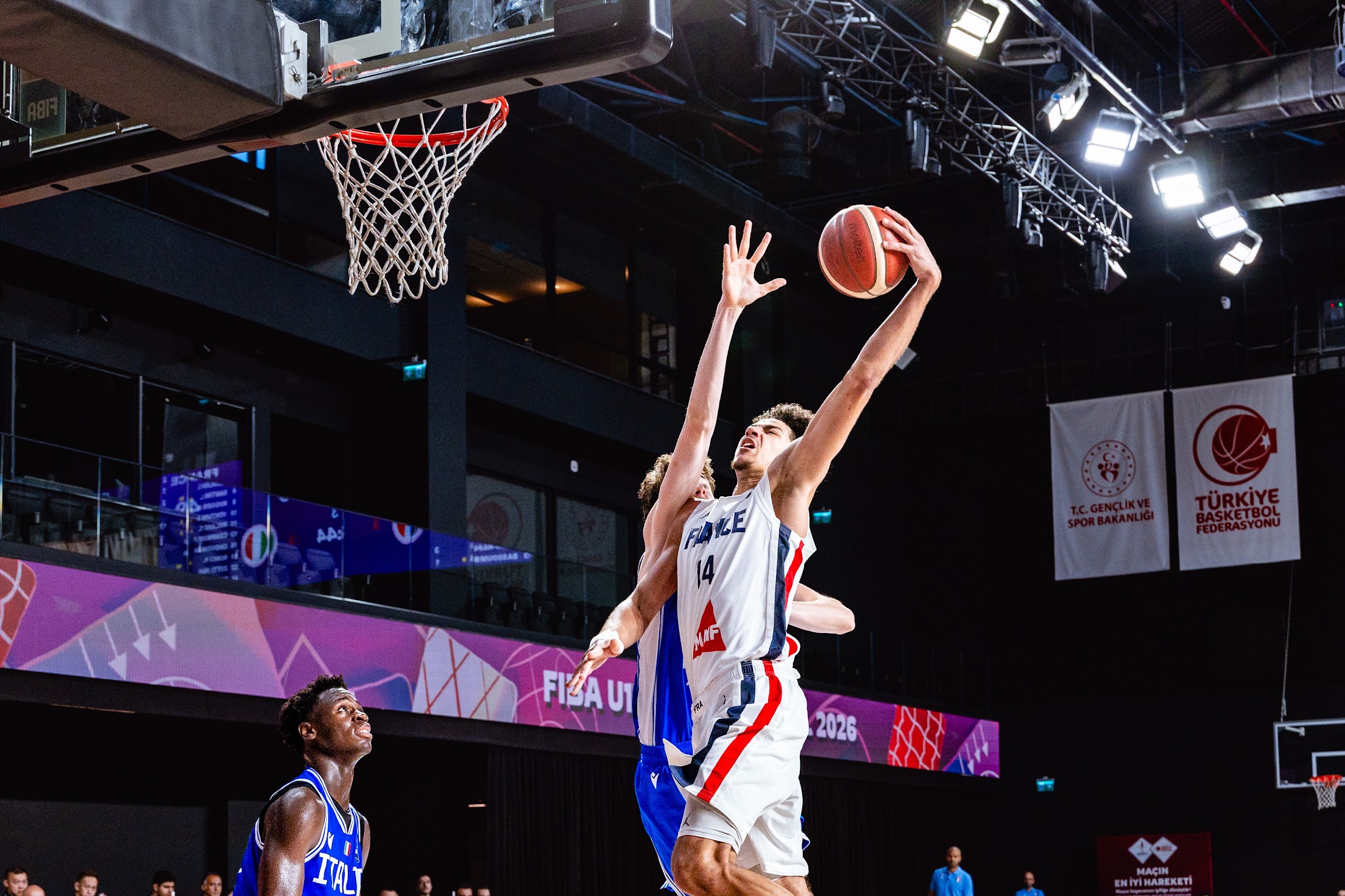 Nathan Soliman au dunk main gauche après avoir franchi son défenseur