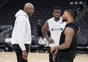 Vin Baker aux côtés des joueurs des Bucks. Crédit photo : © Michael McLoone-Imagn Images