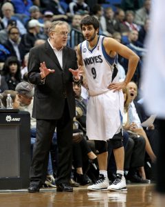 Rick Adelman et Ricky Rubio aux Minnesota Timberwolves. Crédit photo : Brace Hemmelgarn-Imagn.