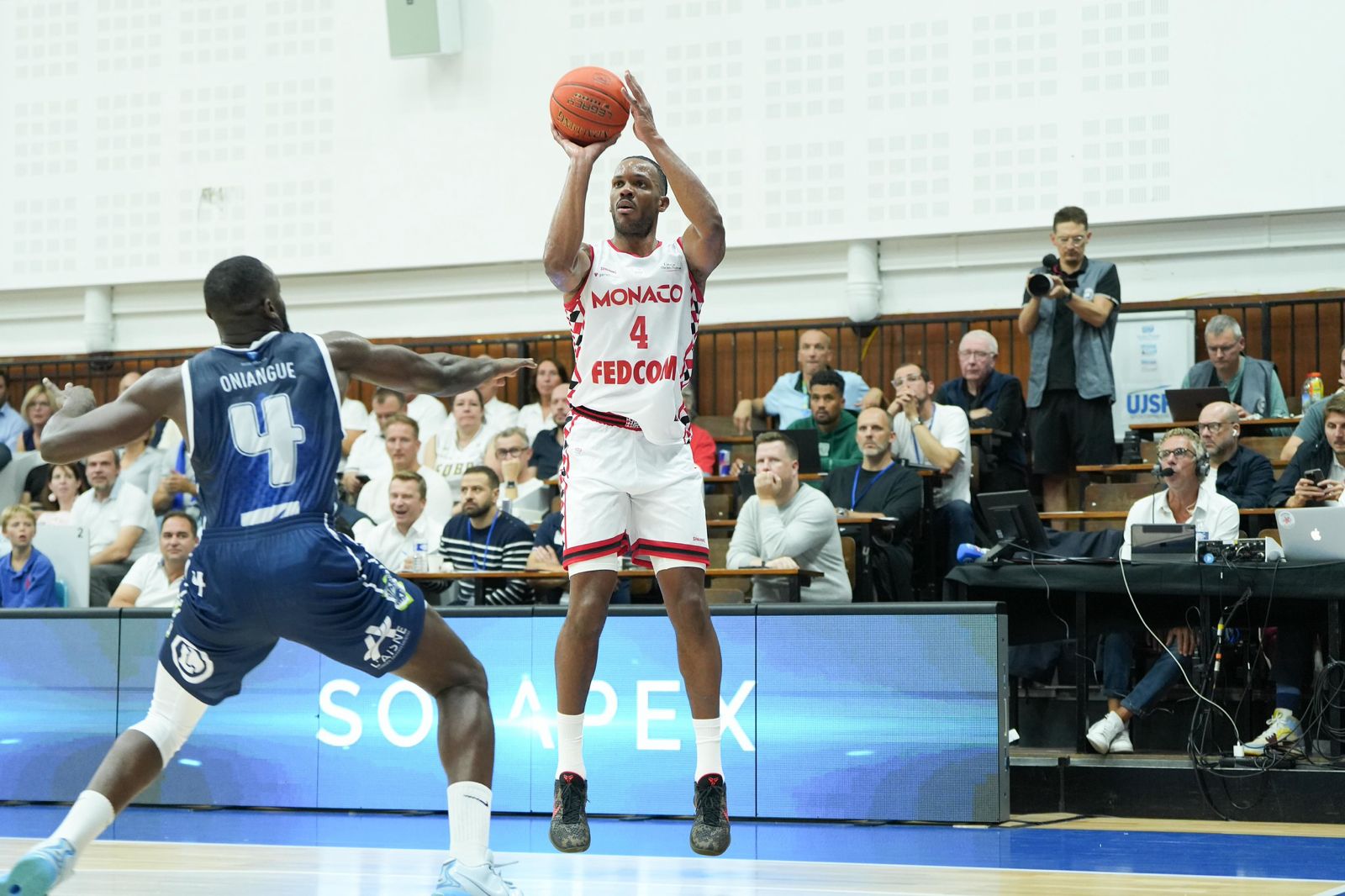 Anthony Ottou, en vert en arrière plan dans la tribune de presse, va prendre le rôle de GM du Saint-Quentin Basketball