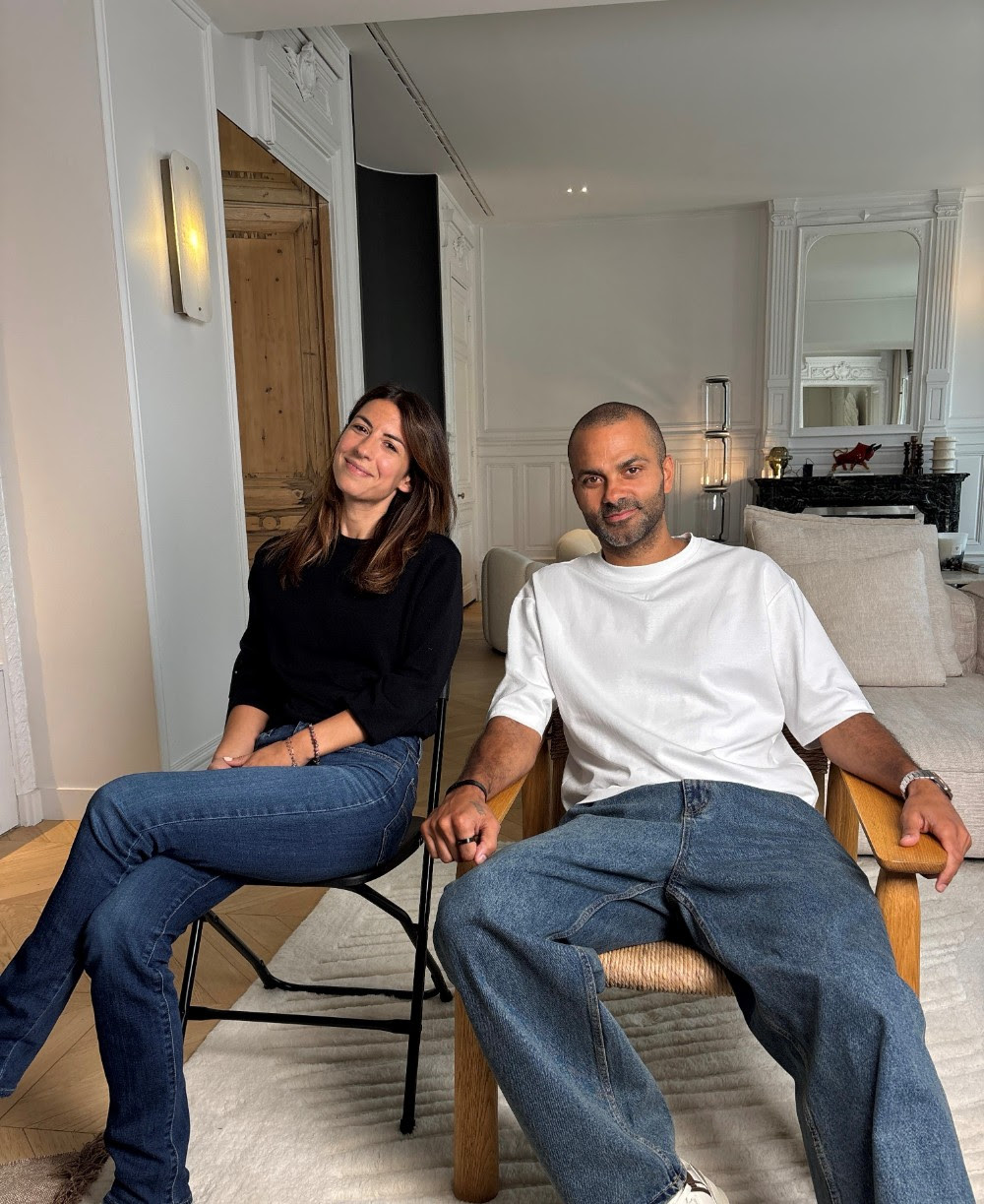 Tony Parker aux côtés d'Hélène Mannarino, la journaliste de TF1 venue tourner un reportage chez lui, à Lyon
