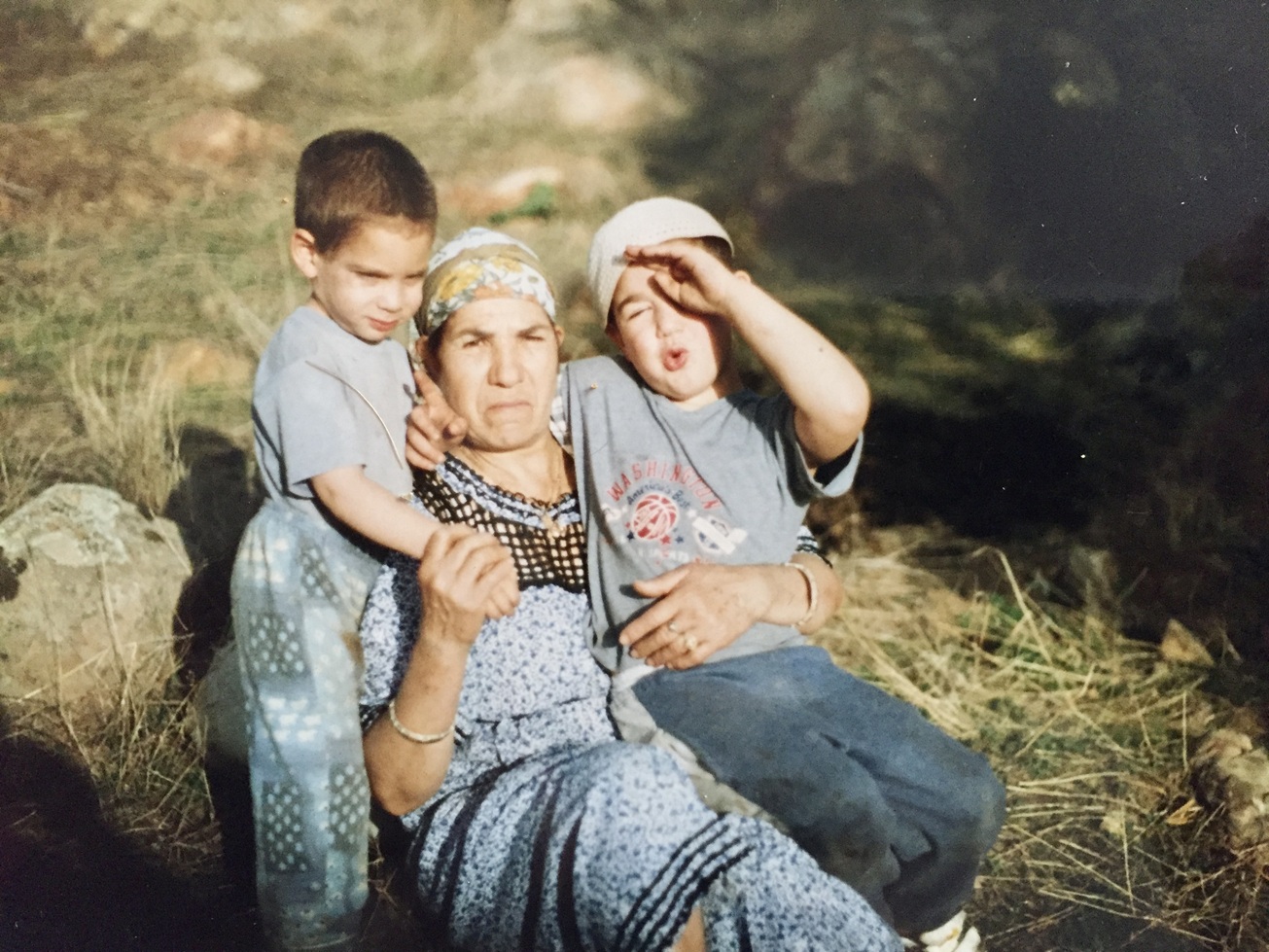 Yannis Irid avec son frère et sa grand-mère, en Algérie dans les années 90