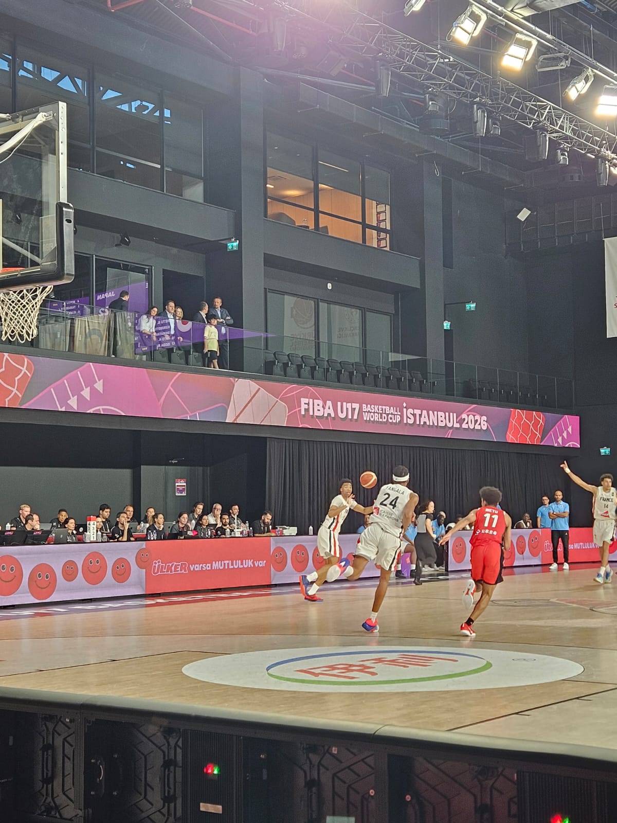 Hedo Turkoglu, joueur clé de la Turquie en 2008, montre Tony Parker a des élus turcs, lors de France - Chine dans la salle annexe du Basketball Development Center